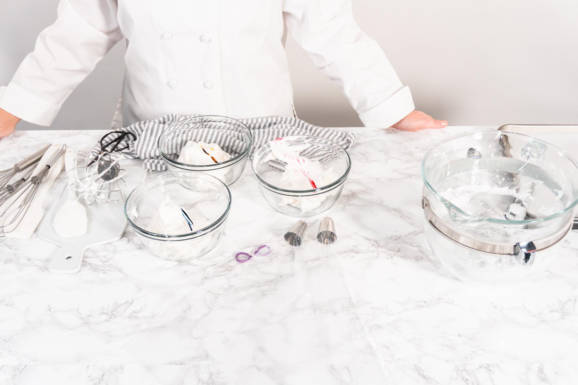 Interno elegante di cucina didattica con piani in marmo