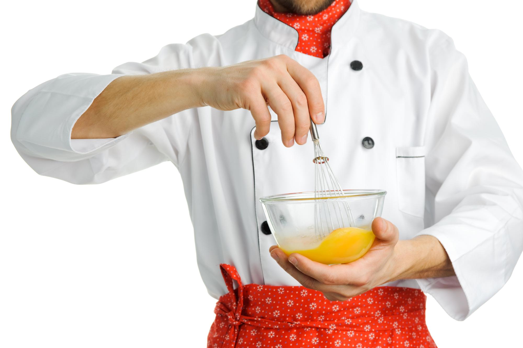Chef che lavora una salsa pregiata in cucina professionale